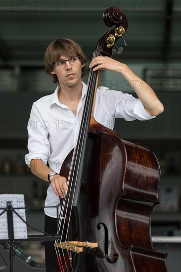 The Swiss musician duo Duo Centrepiece with Adeline Hasler