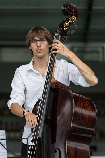 The Swiss musician duo Duo Centrepiece with Adeline Hasler