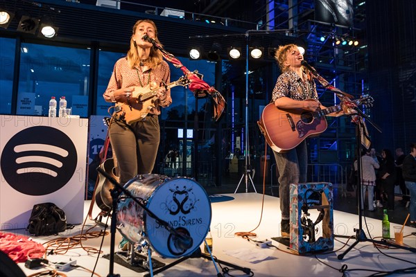 The British musician duo Sound of the Sirens with Abbe Martin and Hannah Wood live at the 25th Blue Balls Festival in Lucerne