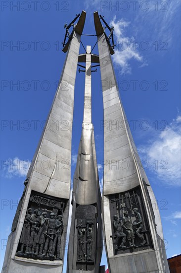 Memorial to fallen shipyard workers 1970