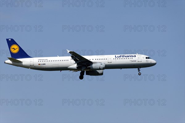 Lufthansa Airbus A321-100 on landing approach to Franz Josef Strauss Airport