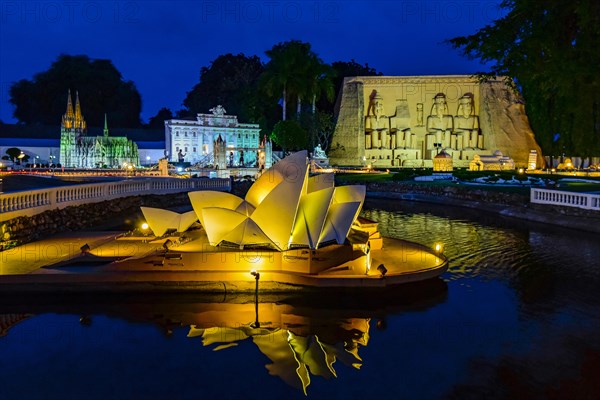 Sydney Opera House Cologne Cathedral