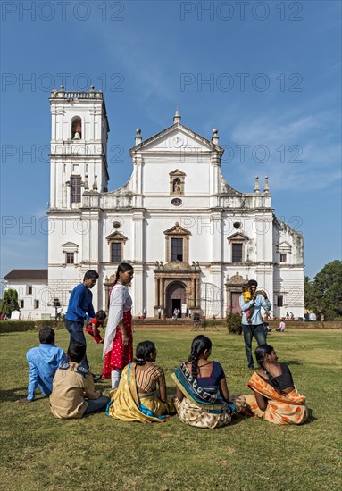 Group of Indian tourists in front of Se Cathedral