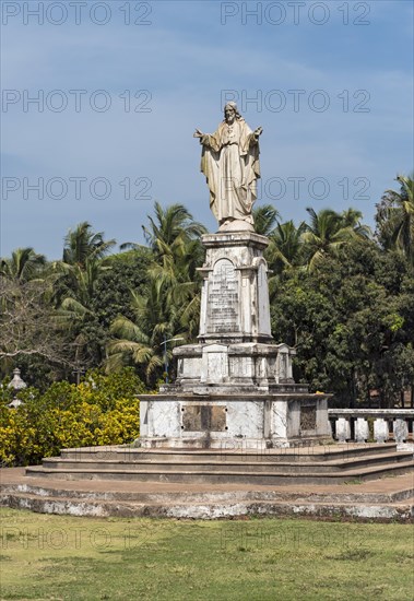 Statue of Sacred Heart of Jesus opposite the Se Cathedral