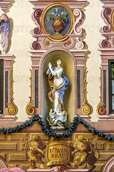 Gasthof zum Rassen with mural painting and baroque Madonna in a niche