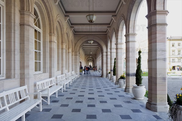 Arcade building with arcade passage