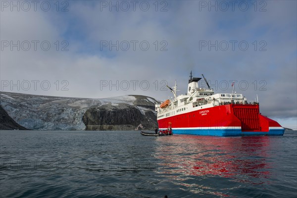 Expedition boat on Alkefjellet