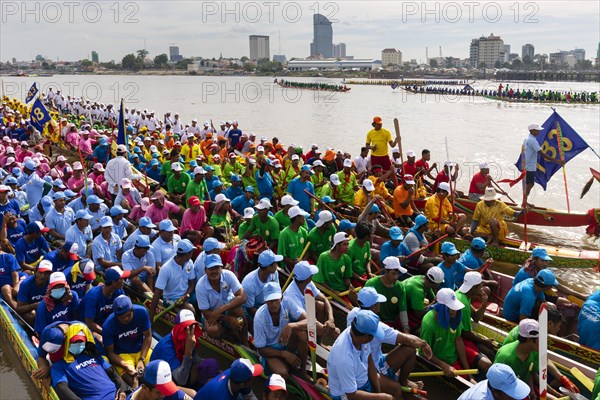 Many rowers in dragon boats at the Bon Om Touk Water Festival on the Tonle Sap River