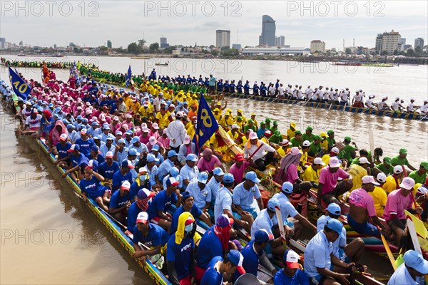 Many rowers in dragon boats at the Bon Om Touk Water Festival on the Tonle Sap River