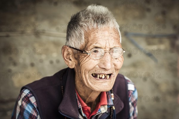 Man with few teeth