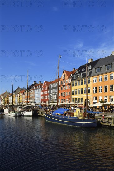 Sailboats on the canal in front of colourful house facades