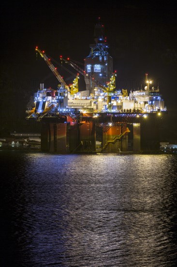 Oil platform Transocean Eanbler in the fjord