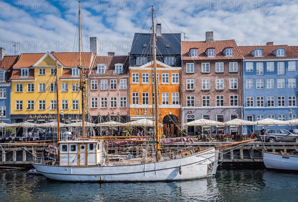 Sailing boats on the canal in front of colorful facades