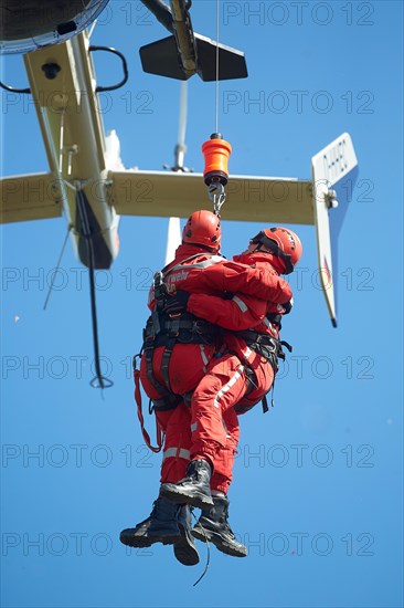 Heights rescuer of the professional fire brigade Wiesbaden practice with the police helicopter squadron Hesse