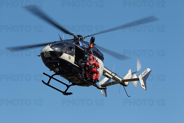 Heights rescuer of the fire brigade Wiesbaden practice with the police helicopter squadron Hesse