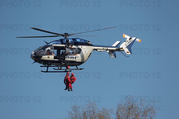 Height savior of the fire brigade Wiesbaden practice with the police helicopter squadron Hesse