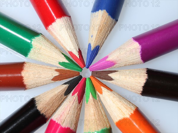 Colorful crayons in a circle