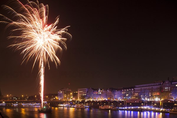 Fireworks at the opening of the Christmas market Schlachtezauber with Weser and Schlachte