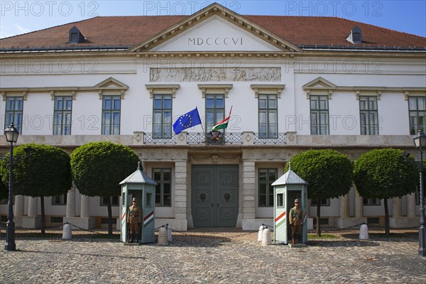 Guard soldiers in front of the Presidential Palace Palais Sandor