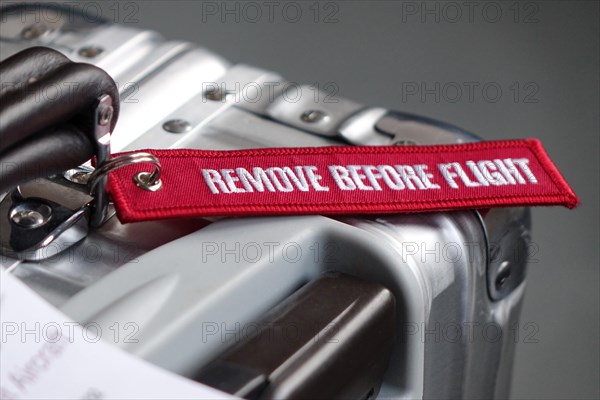 Red luggage tag Remove before Flight