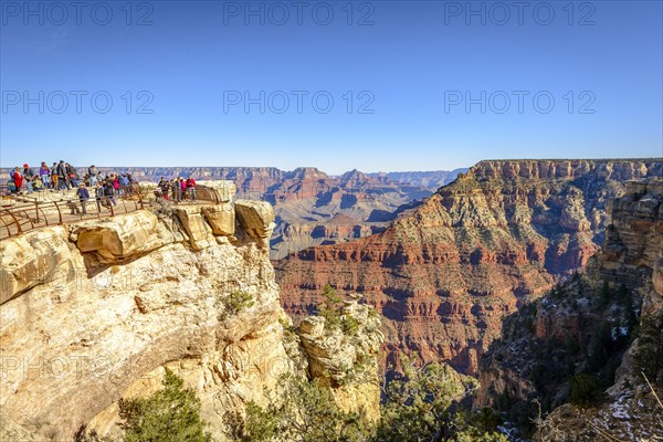 Viewpoint Mather Point with visitors