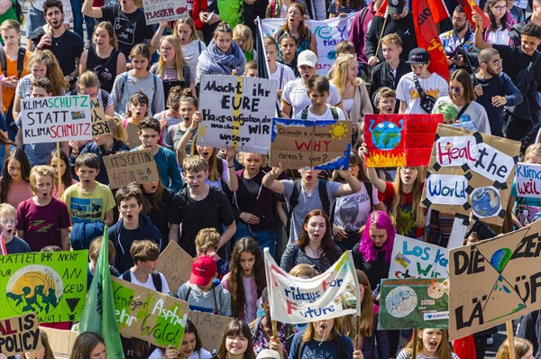Demonstration of pupils and young people