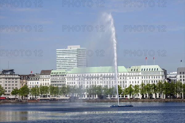 Hotel Vier Jahreszeiten at the Inner Alster Lake with water fountain