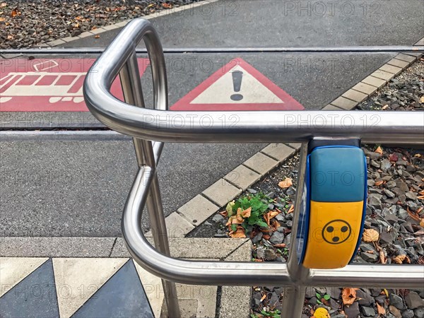 Warning signal for the visually impaired at the tram crossing