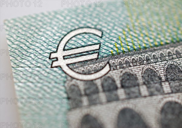 Eurozeichen auf 5 euro banknote