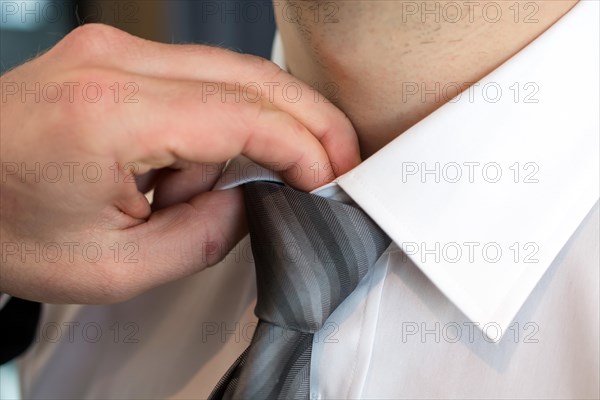 Tie knot tie