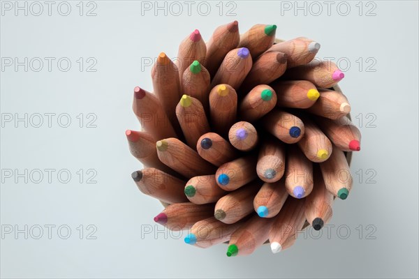 Coloured coloured pencils arranged in a circle