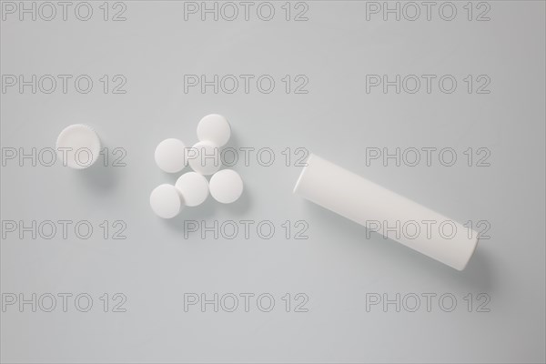 Tablet tube with tablets