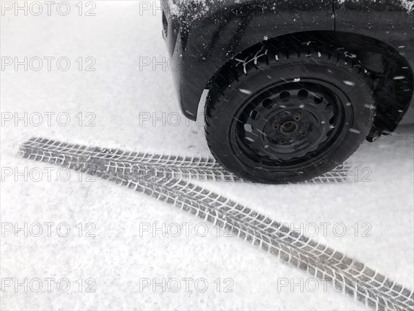 Tyre tracks in snow