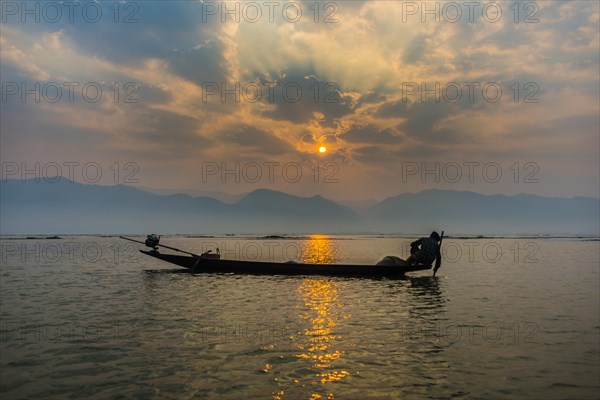 Local Intha fisherman rowing boats with one leg