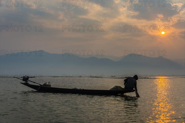 Local Intha fisherman rowing boats with one leg