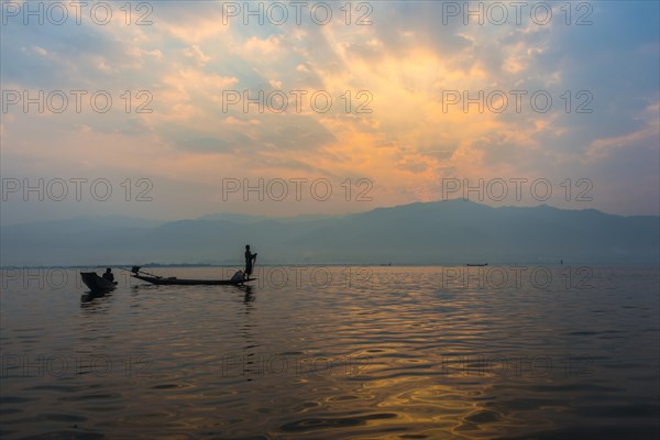 Local Intha fisherman rowing boats with one leg