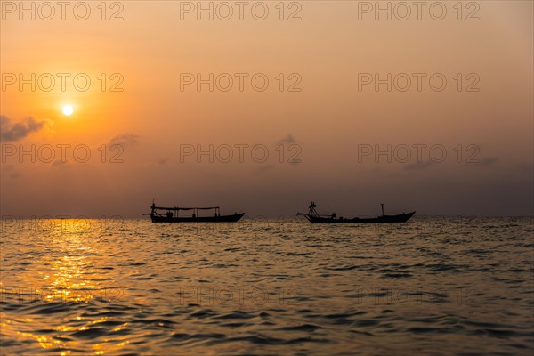 Boats on sea at sunrise from Koh Tui Beach