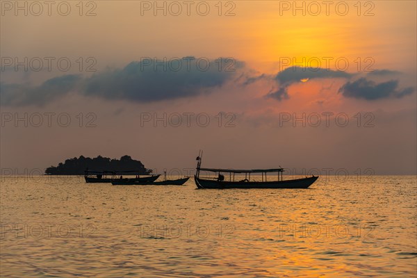 Boats on sea at sunrise from Koh Tui Beach