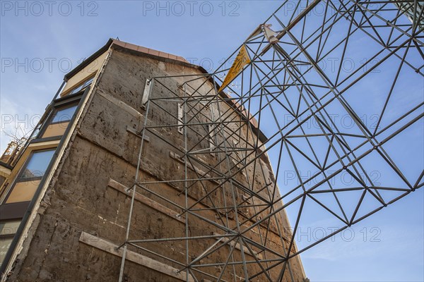 Framework supporting a house wall