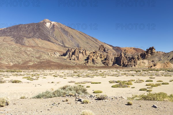The Roques de Garcia rocks in front of the volcano Pico del Teide