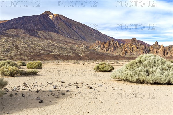 The Roques de Garcia rocks in front of the volcano Pico del Teide