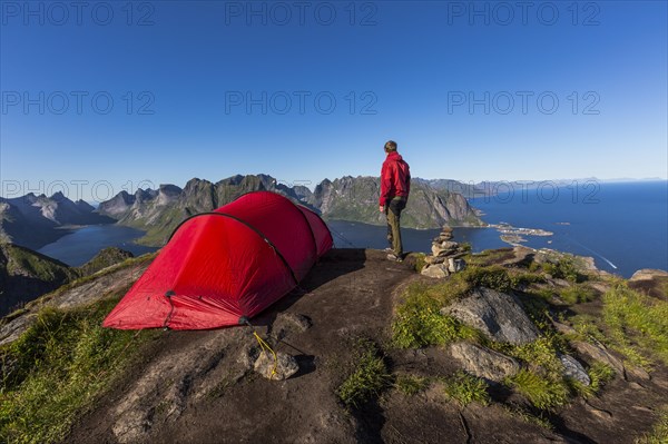 Red tent on Reinebringen