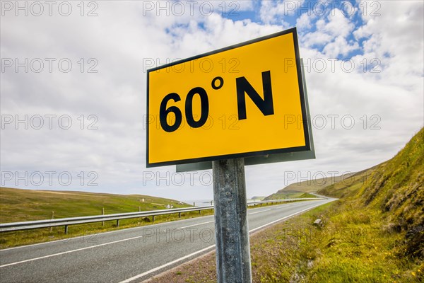 The 60th northern degree of latitude intersects the road A 970 on Mainland