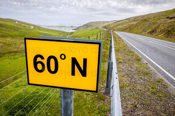 The 60th northern degree of latitude intersects the road A 970 on Mainland