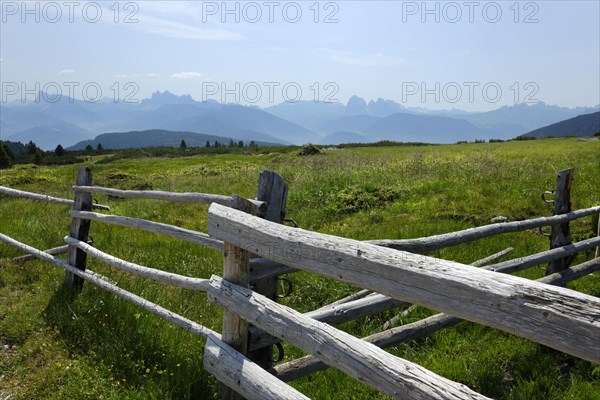 From the Villanders alpine pasture over the Eisacktal to the Dolomites