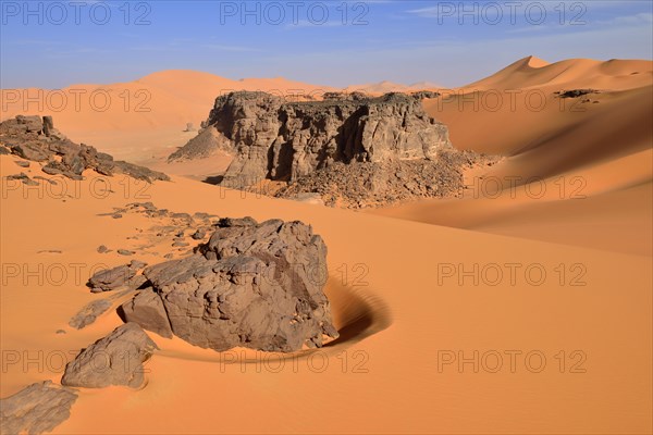 Sanddunes and rock towers at Ouan Zaouatan