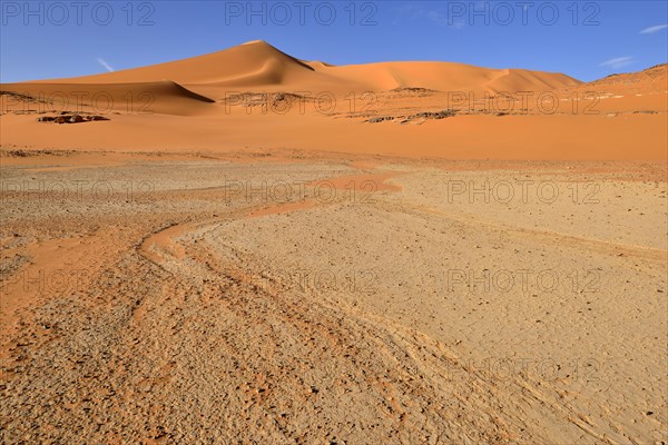 Sanddunes and claypan of southern Oued In Tehak