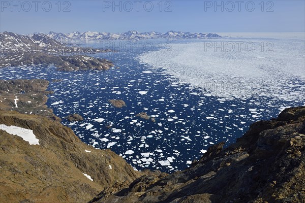 Polar stream with pack ice and drift ice