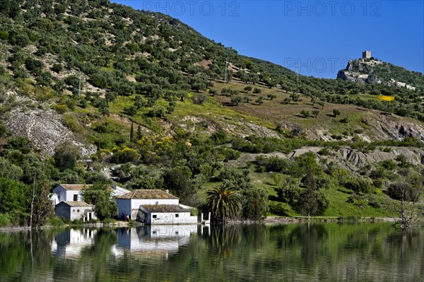 Finca at the reservoir Zahara-El Gastor