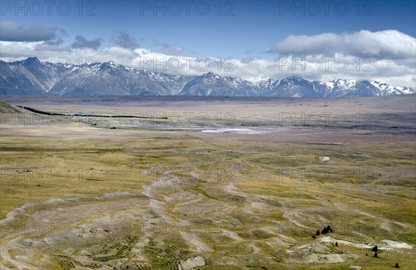 Wide open spaces of the Tekapo highlands overlooking Mount Cook National Park